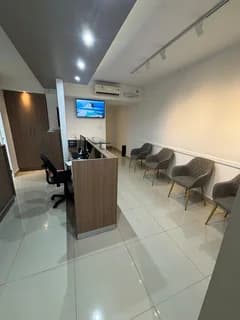 Sala de atención odontológica con sillón dental