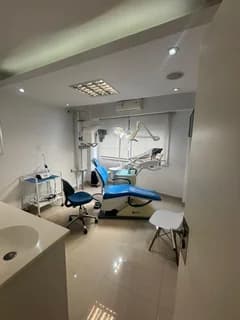 Consultorio con equipamiento para tratamientos dentales