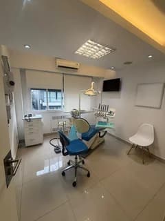 Espacio clínico de odontología con iluminación profesional